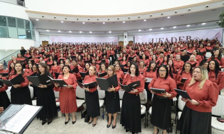Culto de abertura da UFADEB celebra a Deus com grande coral